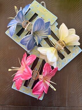 Piper K Hibiscus Floral Hair Clip with Gold Hardware NIP